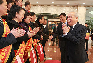 綠之韻集團(tuán)被全國工商聯(lián)、人力資源社會保障部、全國總工會聯(lián)合授予“全國就業(yè)與社會保障先進(jìn)民營企業(yè)”稱號