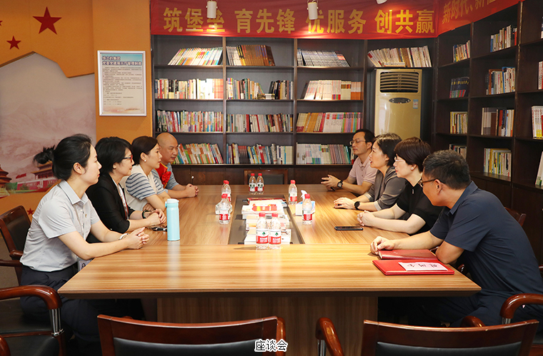 瀏陽市人大常委會(huì)副主任、市總工會(huì)主席張葵紅一行蒞臨綠之韻走訪慰問勞模先進(jìn)